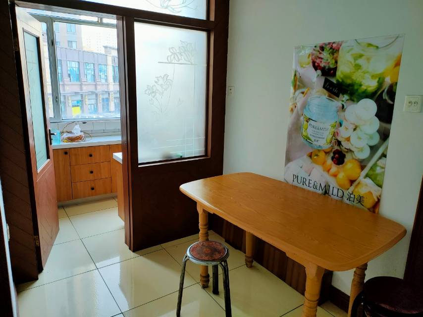 房屋出租今日新居小区两室一厅、三楼、70平米左右。家具家电齐全，拎包入住。