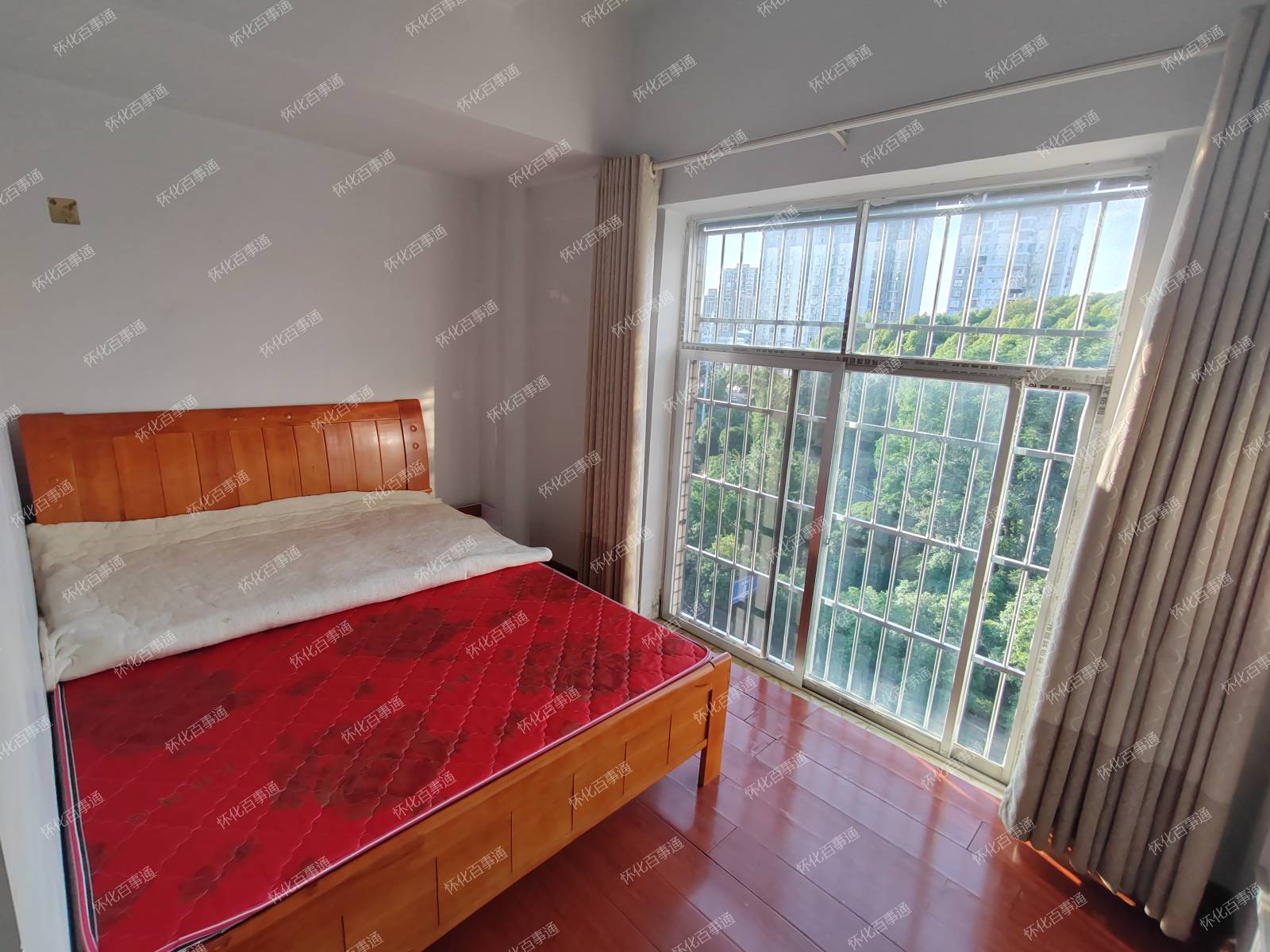 出租河西西南陶瓷城住房一套，两室一厅，家具、电器齐全，交通便利，居家舒适安全