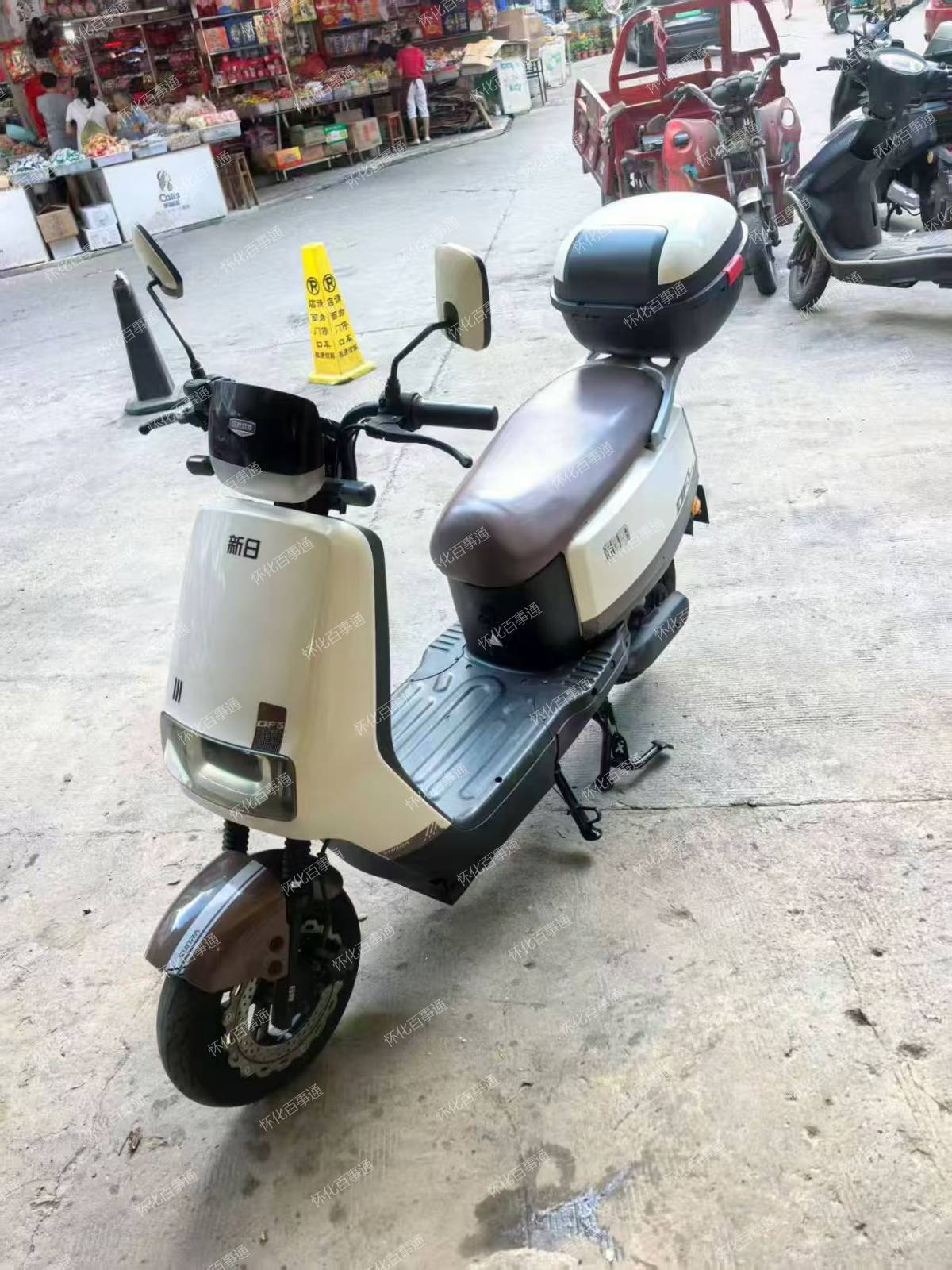 新日绿牌电动车，72V6个电瓶，充满电能跑50公里左右，成色不错，正规绿牌，不需要驾驶证
