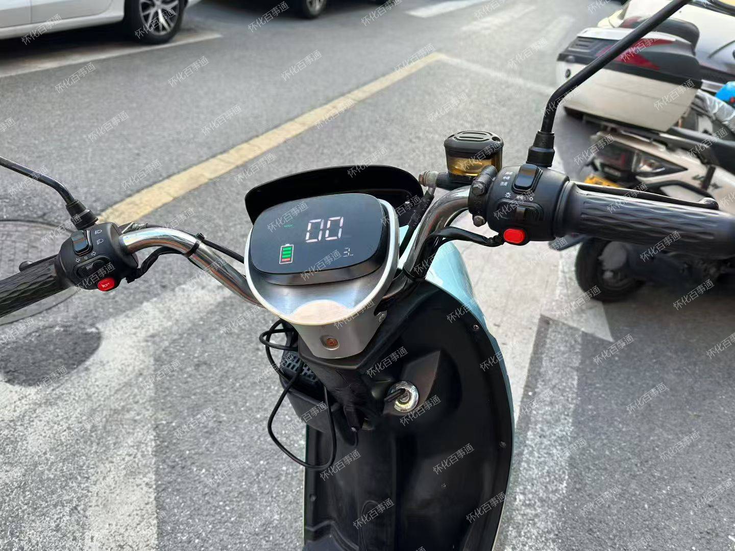要便宜绿牌车的看过来，成色看图，电瓶不错，能跑三四十公里，72V，6个电瓶，价格便宜，只要999元！不议价