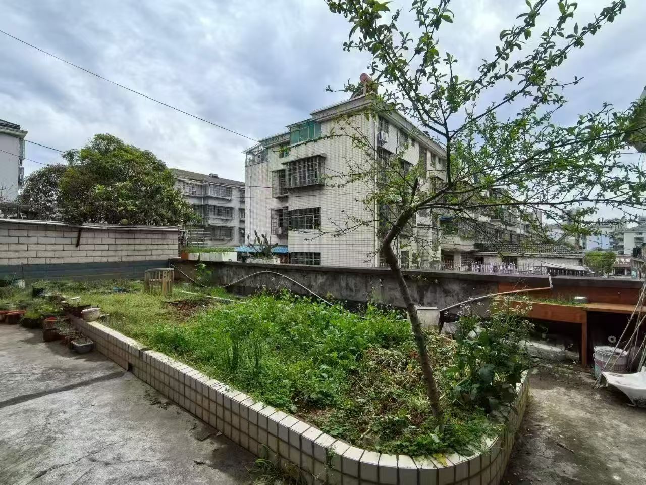 河西机电市场3楼带花园，3室2厅2卫，房东装修 证过2年