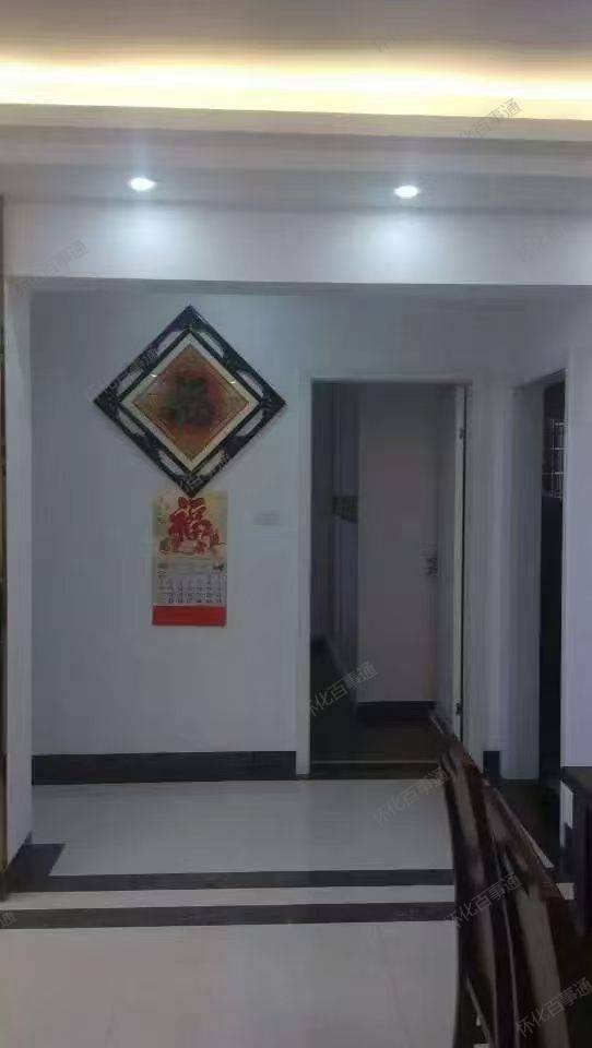 中心市场隔壁，人民路小学门口京御名都