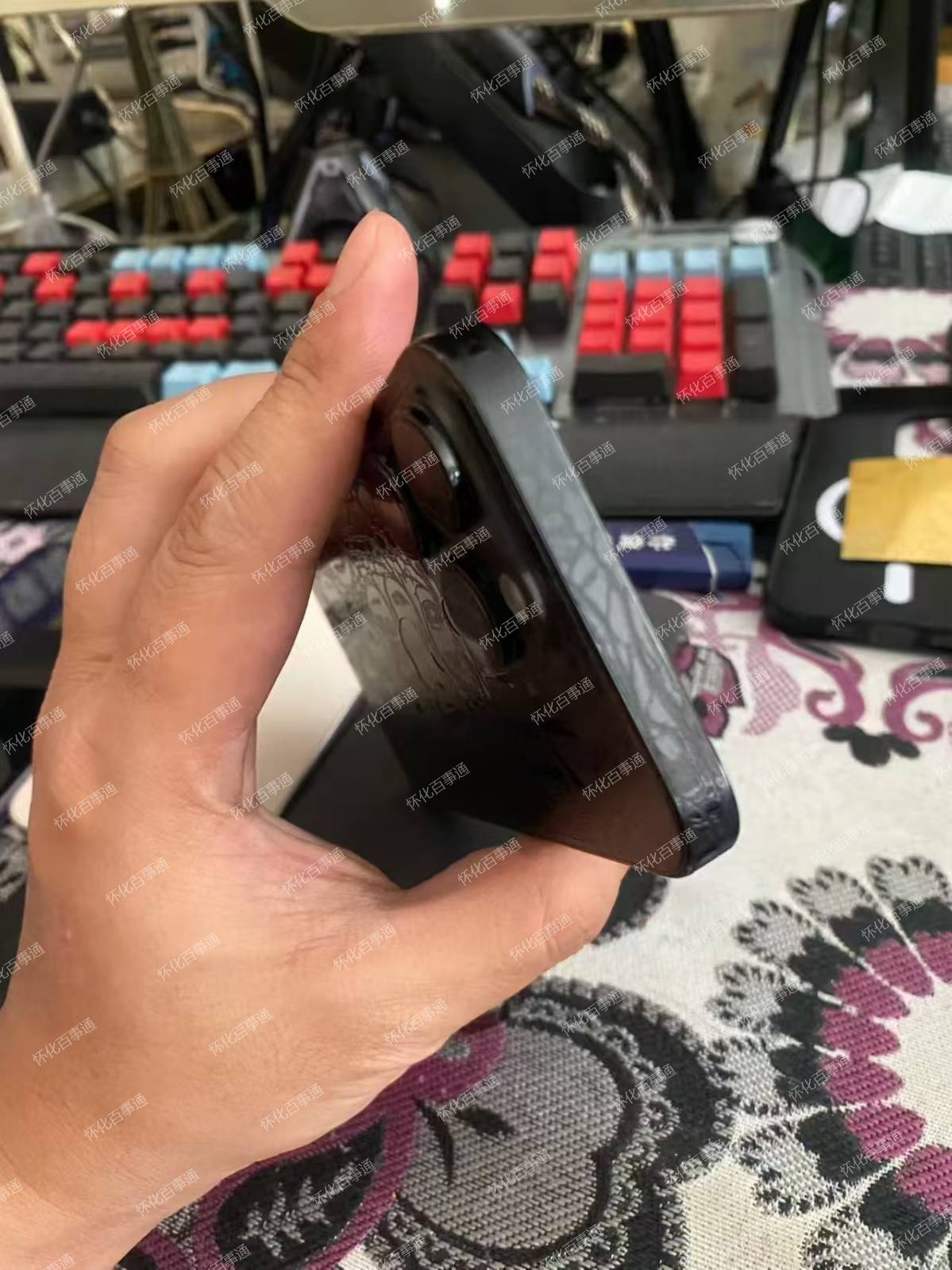 苹果14Pro，256G内存，国行双卡，成色一丁点小磕，换原装屏和全新电池，可以巨魔，贴了全包膜，送手机壳，膜，充电器，价格便宜