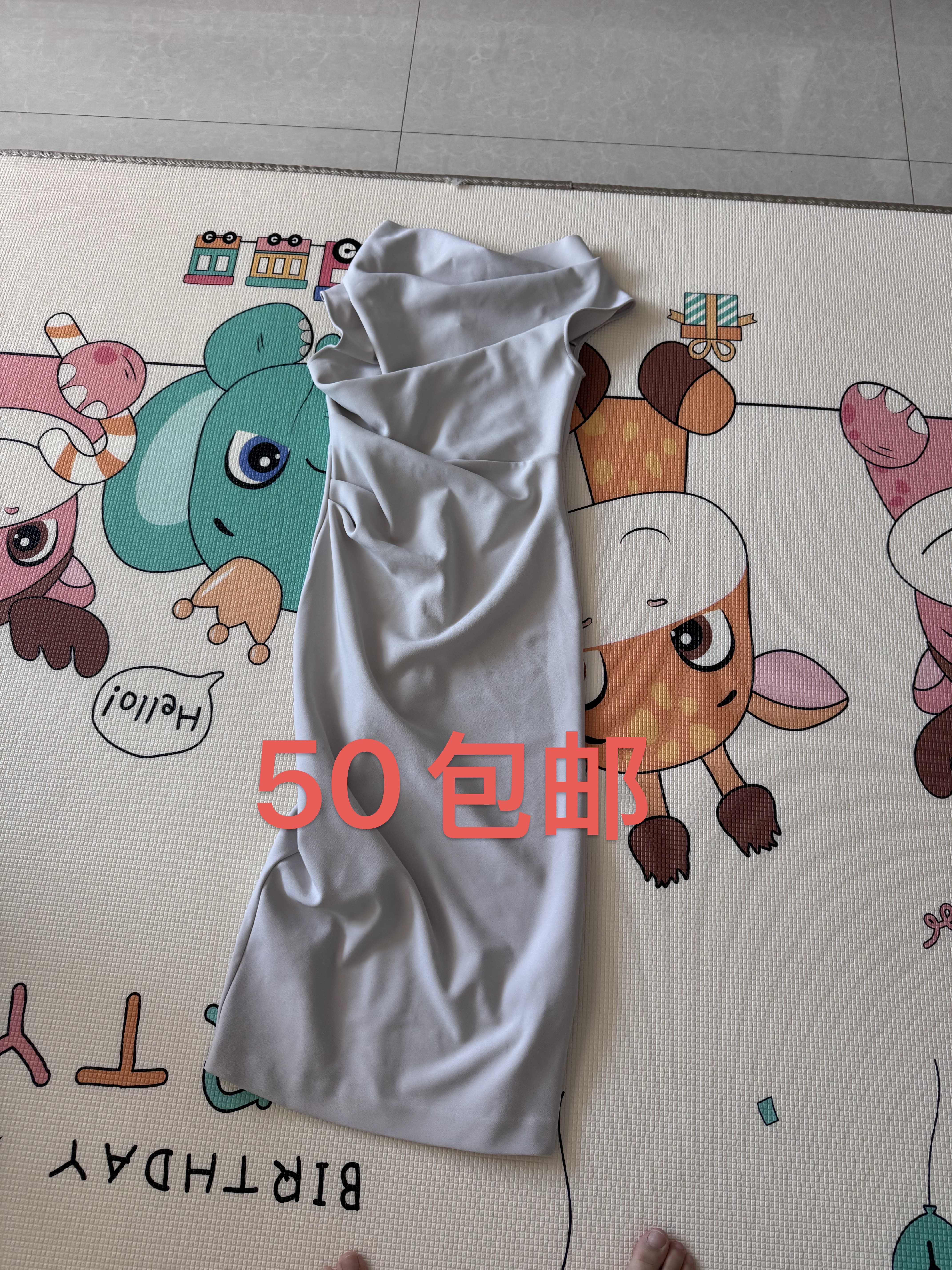 浅灰色无袖修身连衣裙，50 元出