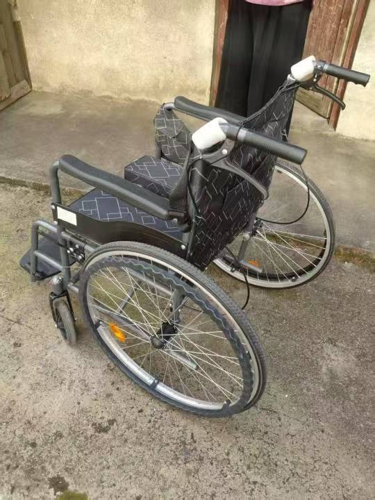出病人坐的轮椅