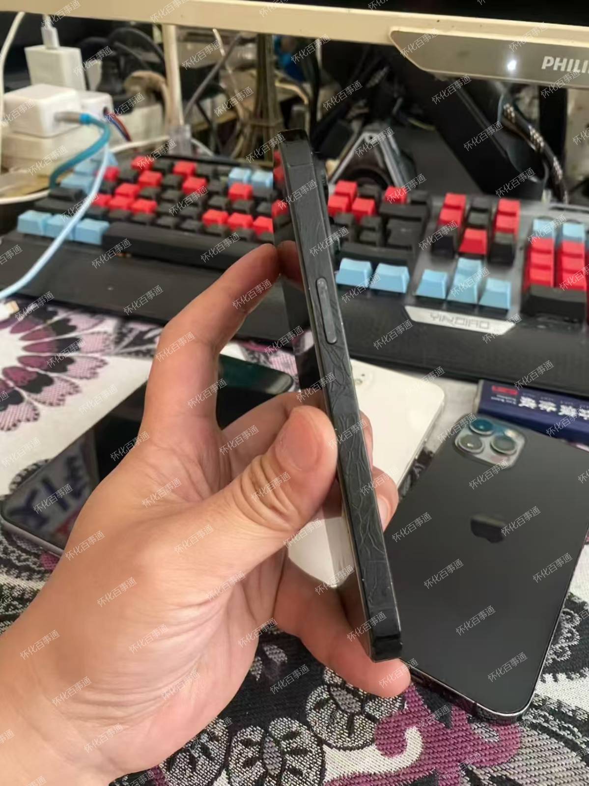 苹果14Pro，256G内存，国行双卡，成色一丁点小磕，换原装屏和全新电池，可以巨魔，贴了全包膜，送手机壳，膜，充电器，价格便宜
