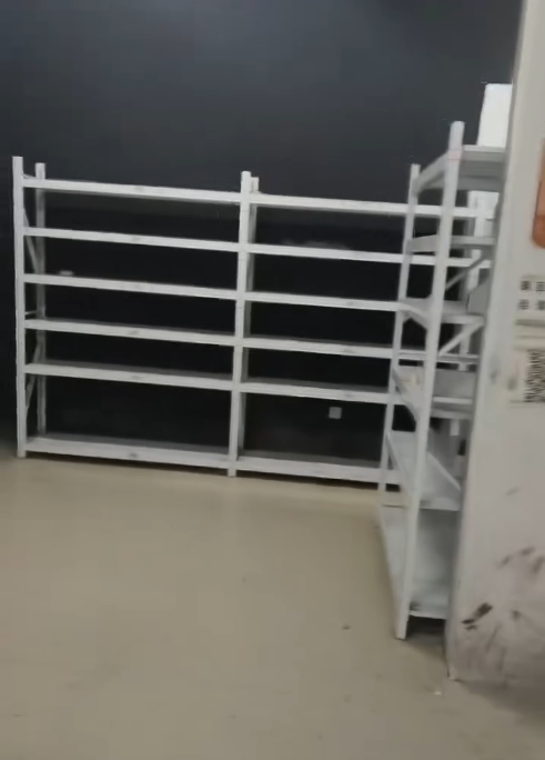 一百多组九层新加厚仓库货架低价出售。