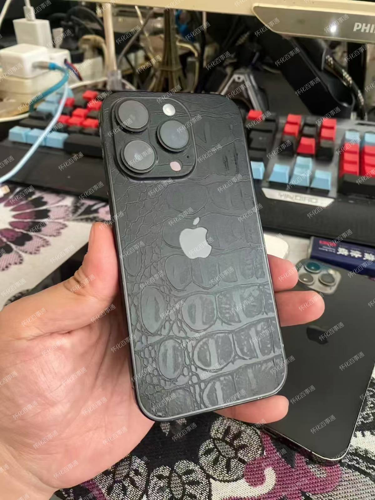 苹果14Pro,256G内存,国行双卡,成色一丁点小磕,换原装屏和全新电池,可以巨魔,贴了全包膜,送手机壳,膜,充电器,价格便宜