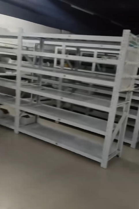 一百多组九层新加厚仓库货架低价出售。