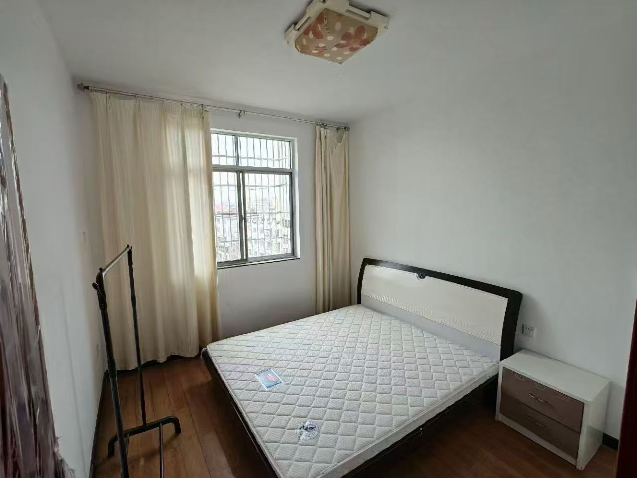 城北三元里小区 ，3房2厅2卫，面积120平，原业主精装修，拎包入住，有小区可停车