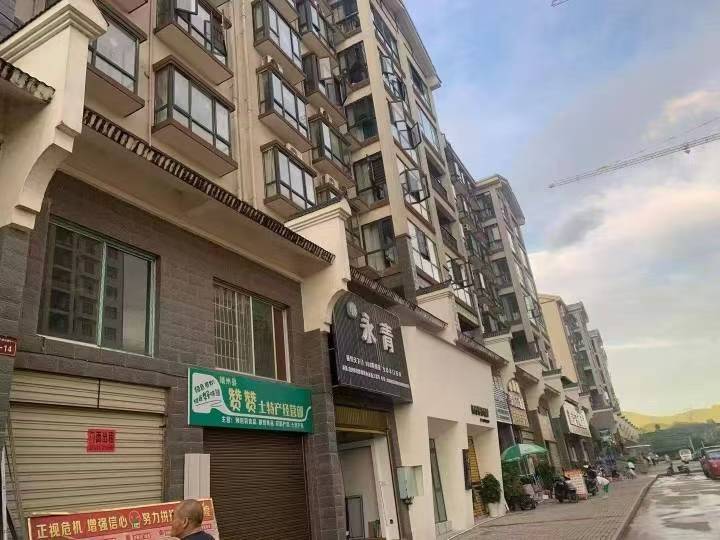 新车站北城民邸，有两个门面出租。