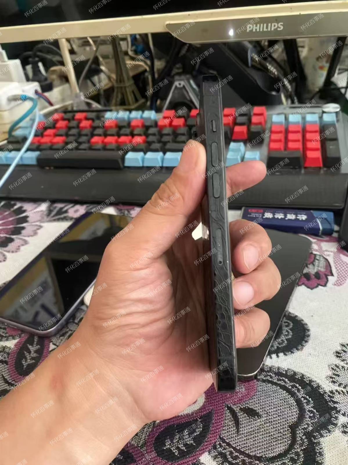 苹果14Pro，256G内存，国行双卡，成色一丁点小磕，换原装屏和全新电池，可以巨魔，贴了全包膜，送手机壳，膜，充电器，价格便宜