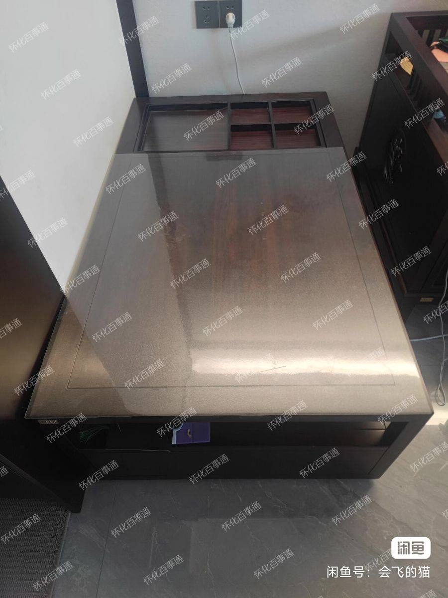 南洋胡氏品牌乌金木茶几出售，长140厘米，宽80厘米，高46厘米，99成新，超能装物。几