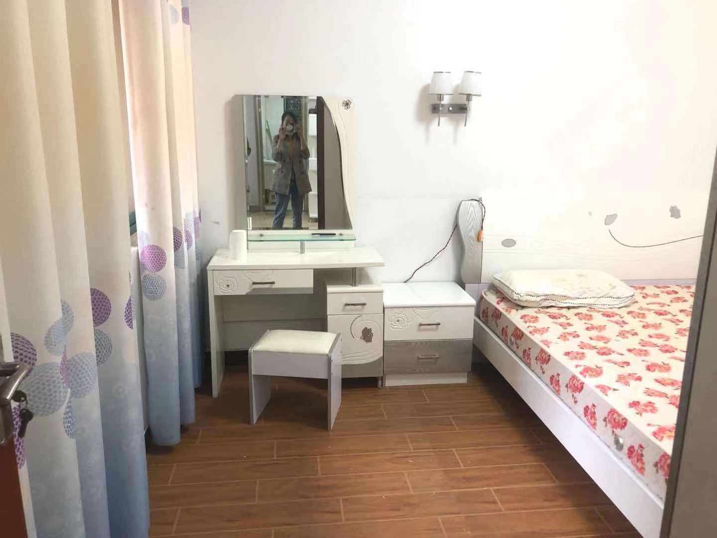 三室两厅一厨一卫，家电家具齐全，拎包入住