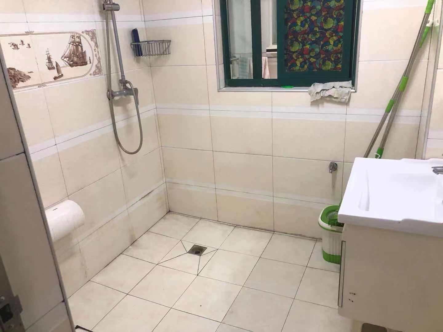 三室两厅一厨一卫，家电家具齐全，拎包入住