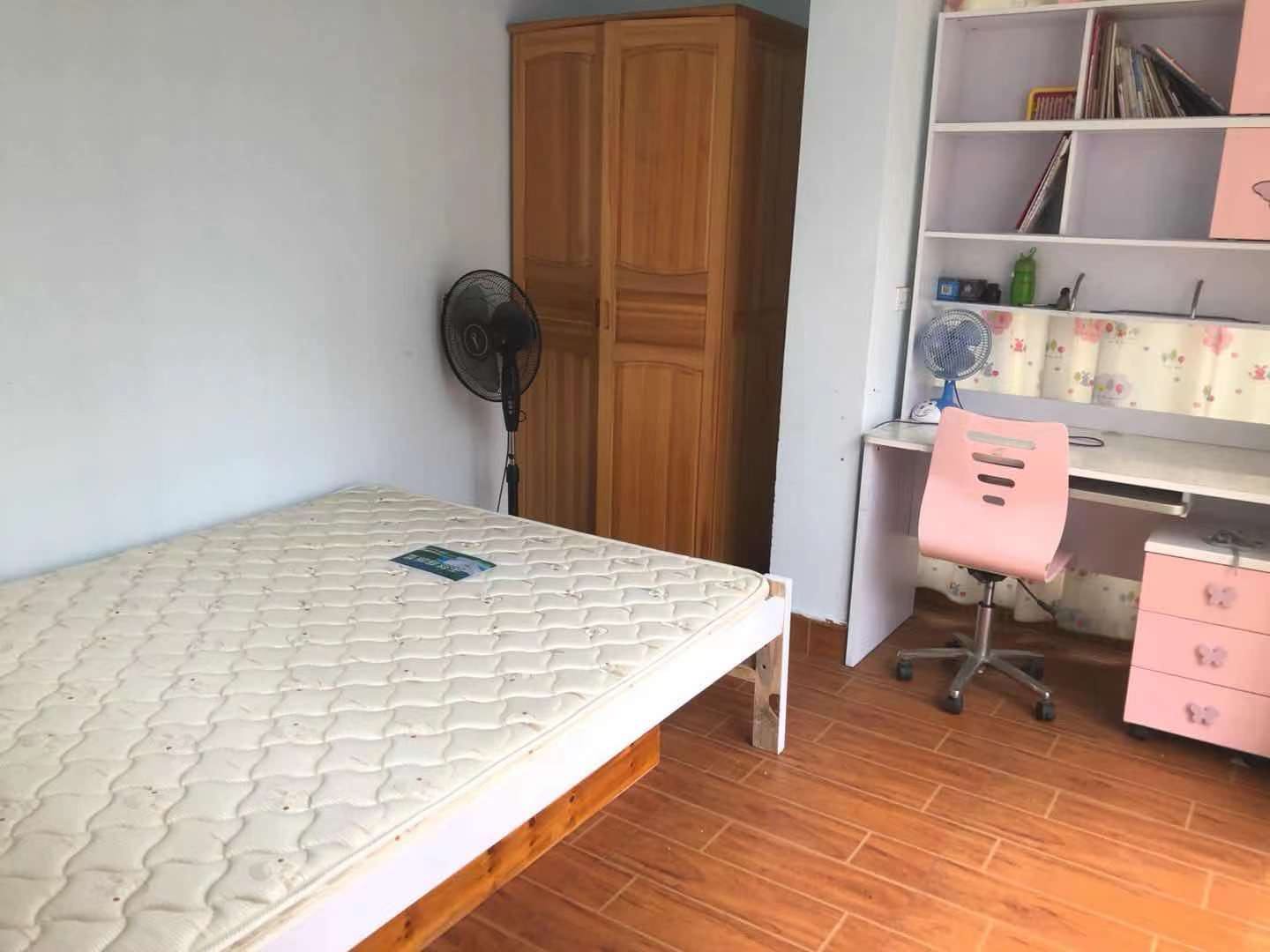 三室两厅一厨一卫，家电家具齐全，拎包入住