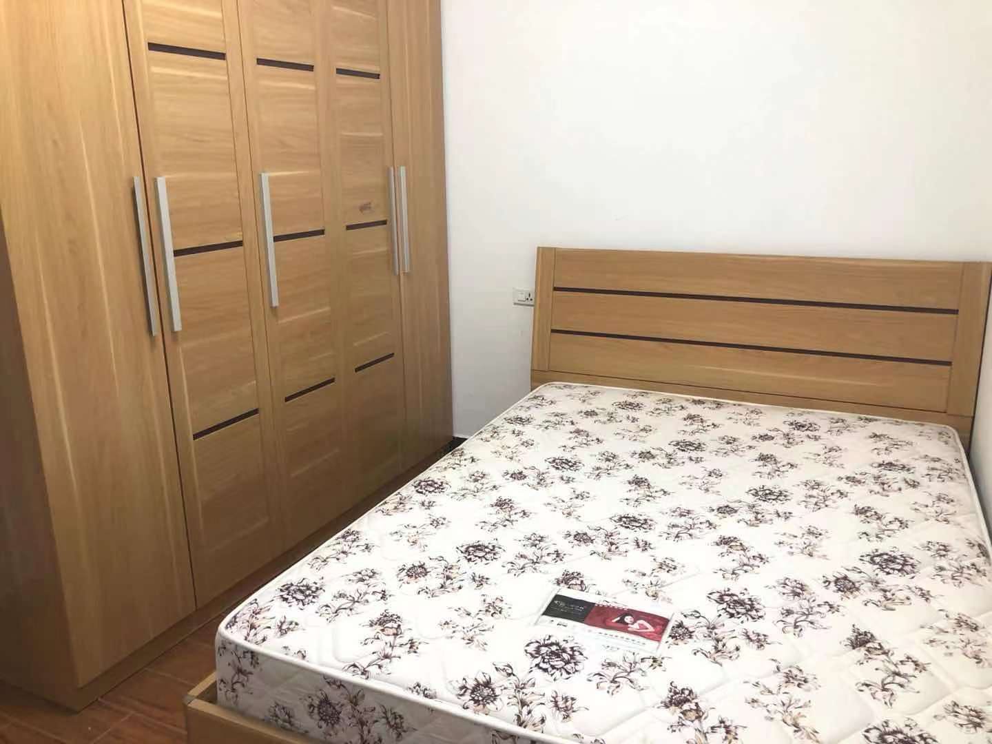 三室两厅一厨一卫，家电家具齐全，拎包入住