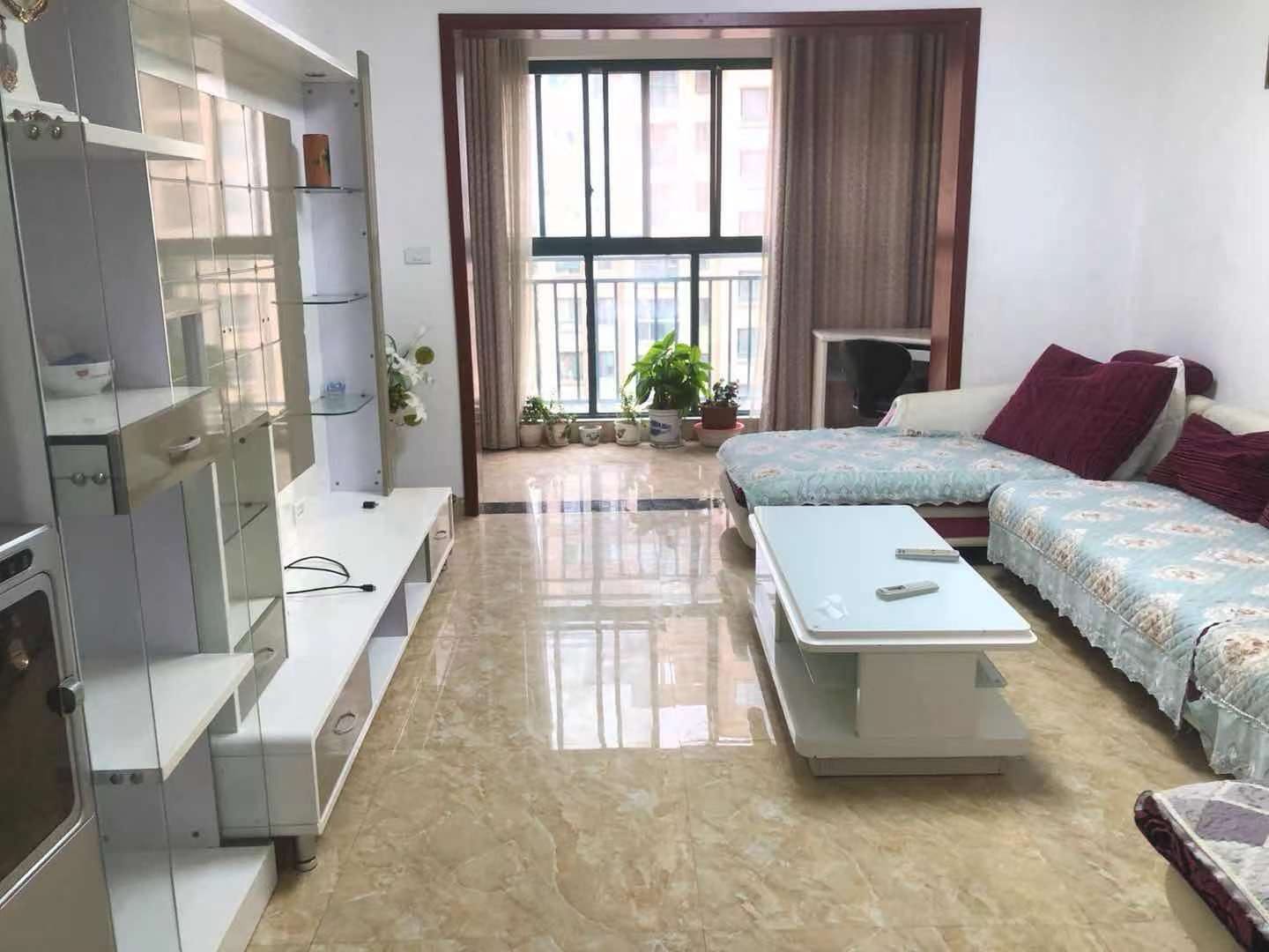 三室两厅一厨一卫，家电家具齐全，拎包入住