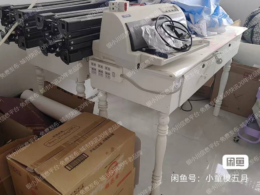 美甲桌子，凳子，灯