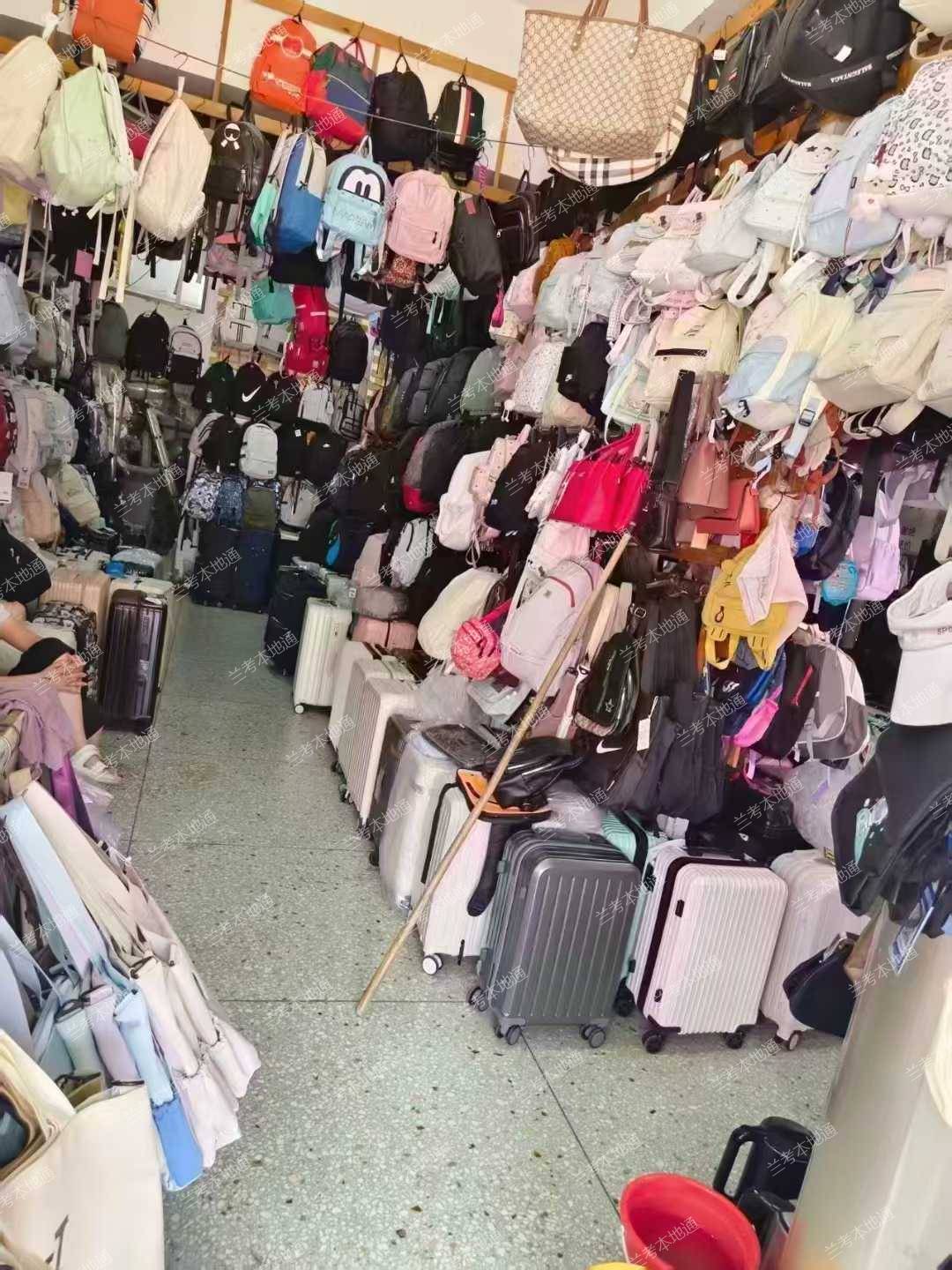 旺铺转让本店在兰考经营箱包二十余年，地理位置优越，临街门面，人流量稳定，积攒大量老顾客。 因本人年岁渐长，精力不足，决定转让店铺，无转让费