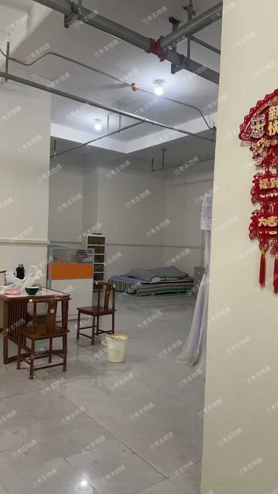 商铺出租恒大帝景西门商铺出租，总面积170平，一楼面积小10平方，二楼面积大，有厨房，床，衣柜，可以住，做生意比较方便，适合电脑办公人员或者做直播