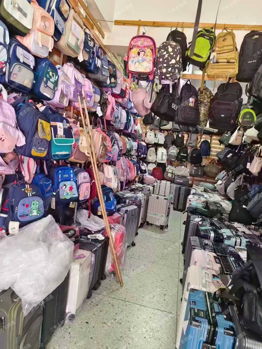 旺铺转让本店在兰考经营箱包二十余年，地理位置优越，临街门面，人流量稳定，积攒大量老顾客。 因本人年岁渐长，精力不足，决定转让店铺，无转让费