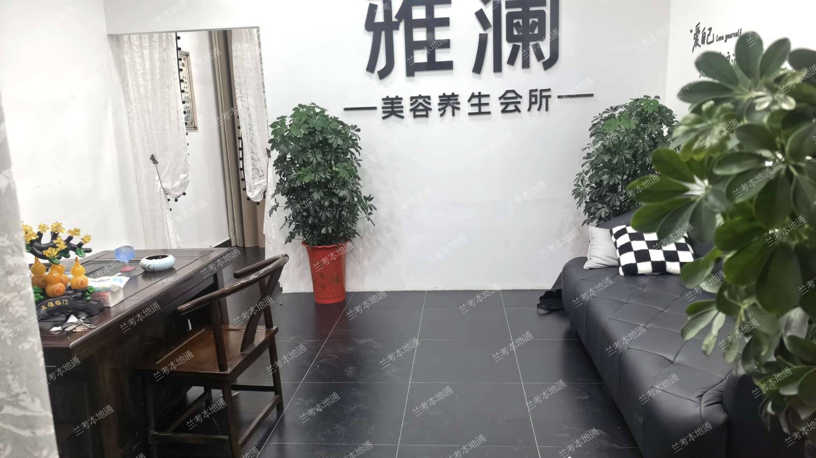 新农商港一楼黄金商铺，一共三层，二层美容美体，一楼可做美甲美睫或者其他类美容项目。