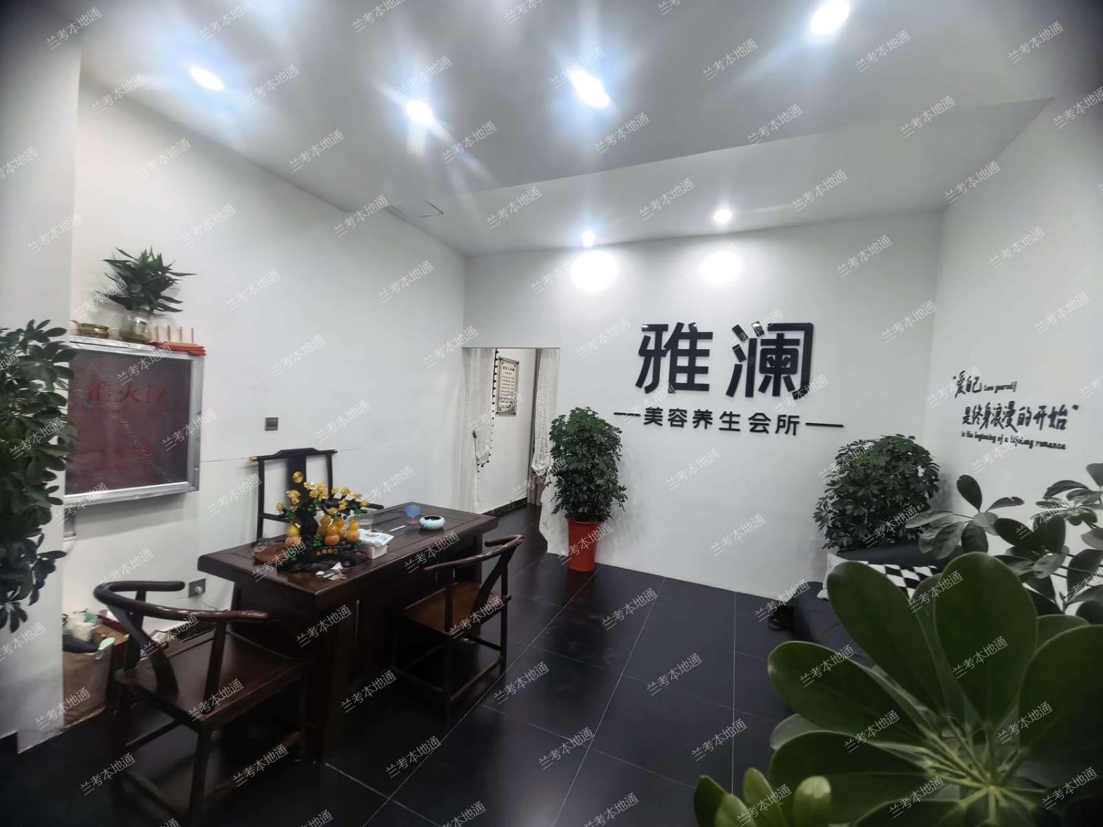 新农商港一楼黄金商铺，一共三层，二层美容美体，一楼可做美甲美睫或者其他类美容项目。