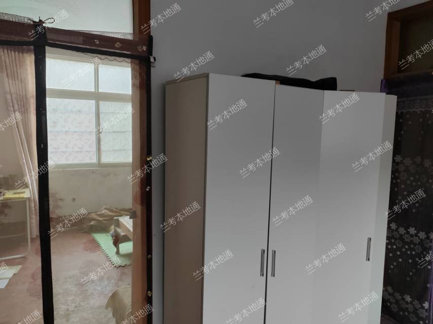 汽车站附近独院出租2层楼房，家具水电齐全，独立卫生间，火车站、汽车站距离近，附近幼儿园、小学、初中、高中等，交通方便停车方便。