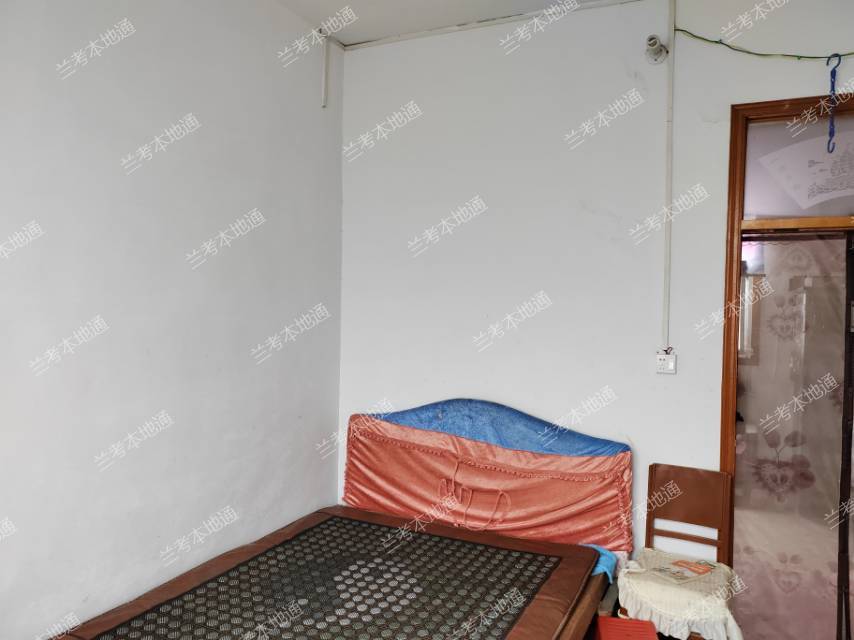 汽车站附近独院出租2层楼房，家具水电齐全，独立卫生间，火车站、汽车站距离近，附近幼儿园、小学、初中、高中等，交通方便停车方便。