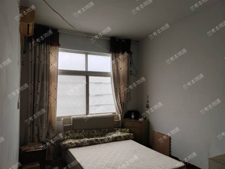 汽车站附近独院出租2层楼房，家具水电齐全，独立卫生间，火车站、汽车站距离近，附近幼儿园、小学、初中、高中等，交通方便停车方便。