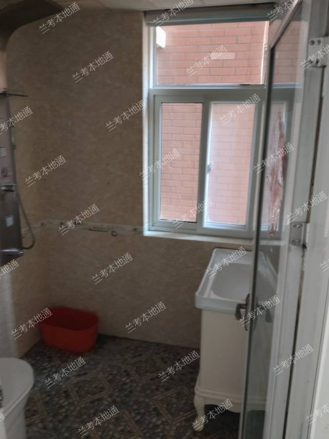 兰考县文体路公园首府小区 三室两厅两卫，有地暖，房屋干净整洁。