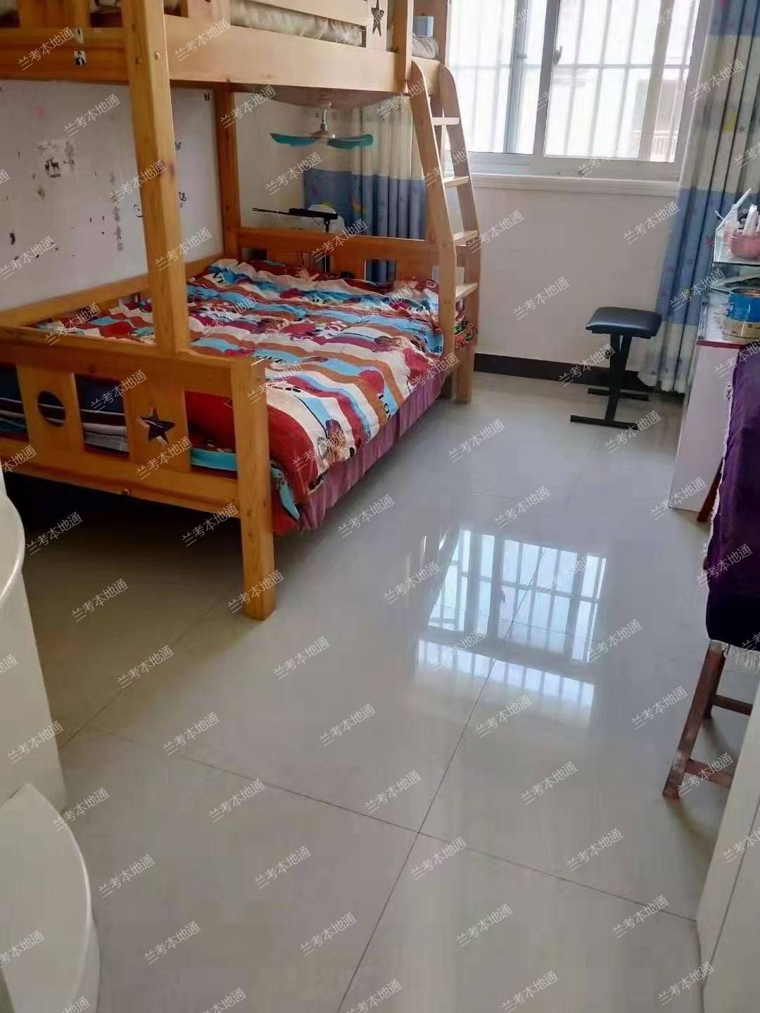 中洲御府出租4室两厅两卫  幼儿园 小学 初中 高中 大学 距离几百米对面华联商场，后面小吃街