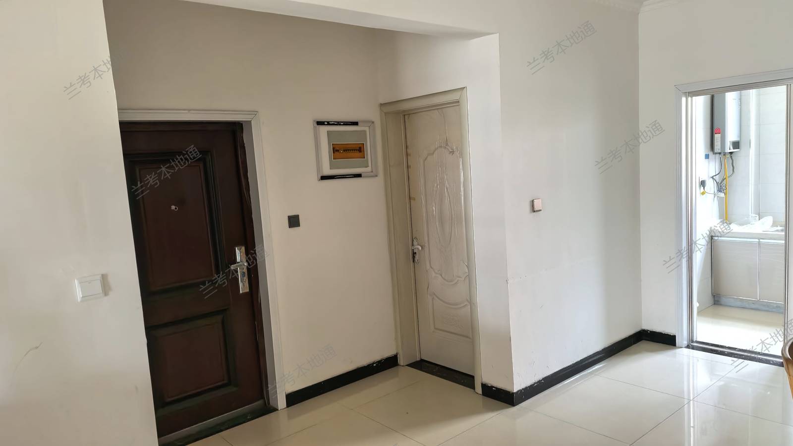 京海湾A区三室两厅出租出售，交通便利，家电齐全，步行5分钟到人民路小学，华联城。10分钟到济阳学校，市皓小学，兰考三高，创新中学，实验中学。北临富士康，新能源厂，南有恒大家具产业园，价格面议