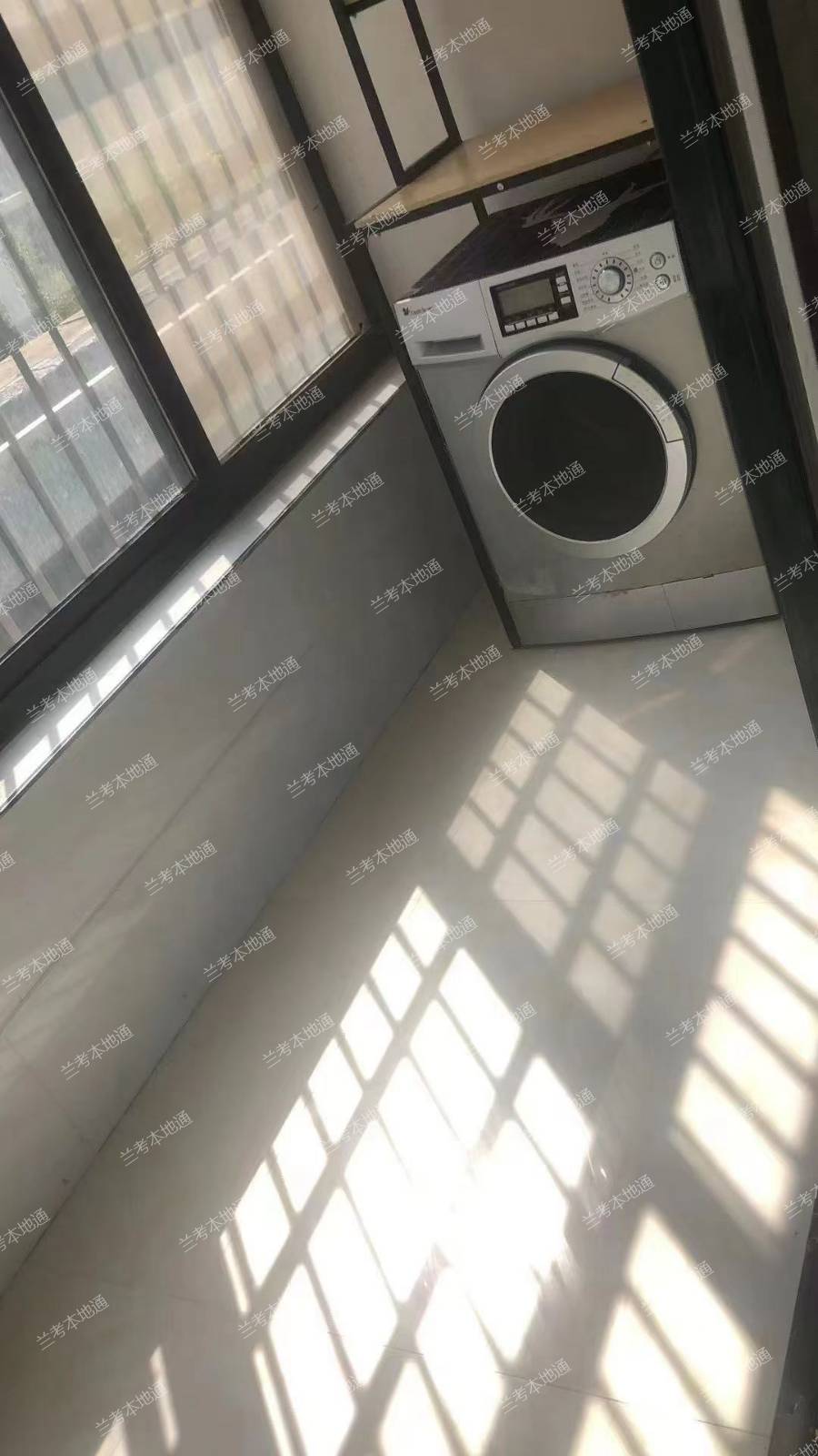 兰庭公馆三室两厅一厨一卫紧邻实验小学，兴兰中学，兰阳七小，体育场附近