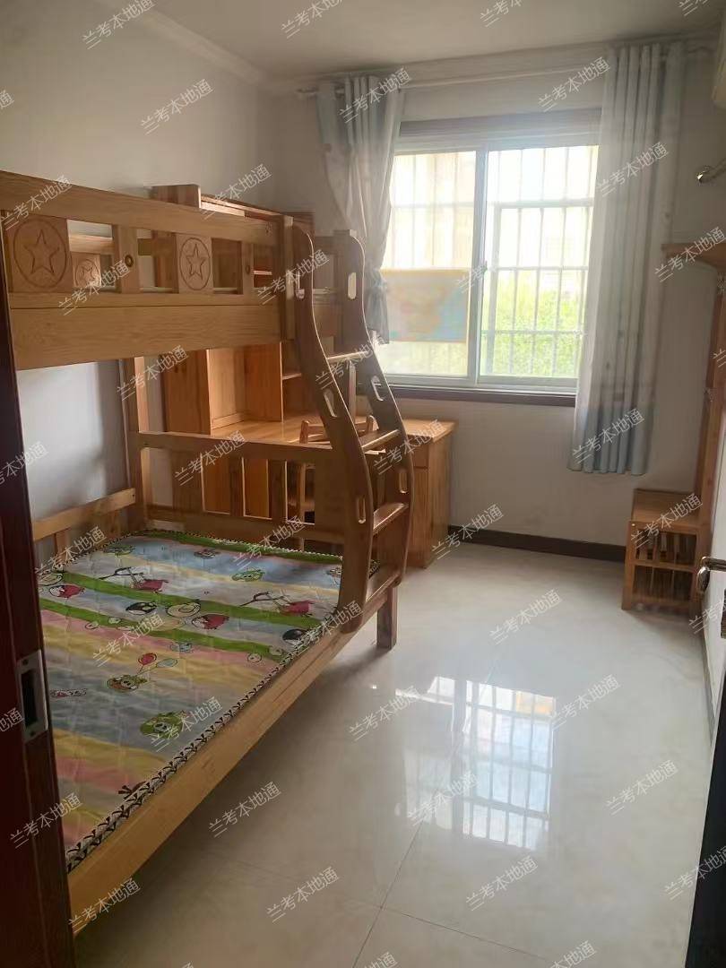 兰庭公馆三室两厅一厨一卫紧邻实验小学，兴兰中学，兰阳七小，体育场附近