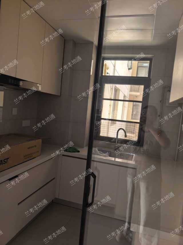 新房精装拎包入住三室两厅一厨一卫，新房精装月租1500押一付三，年租15000