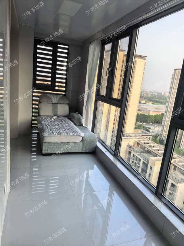 新房精装拎包入住三室两厅一厨一卫，新房精装月租1500押一付三，年租15000