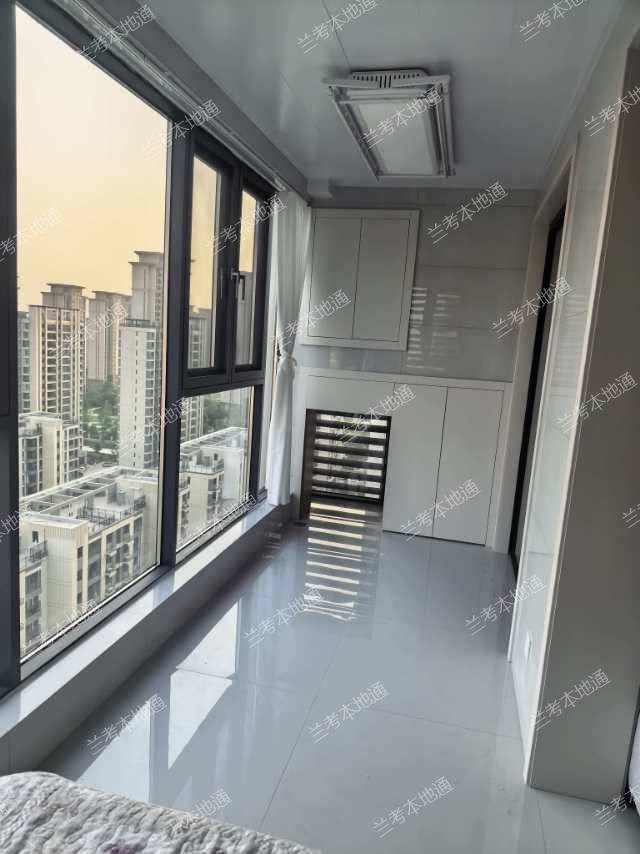 新房精装拎包入住三室两厅一厨一卫，新房精装月租1500押一付三，年租15000