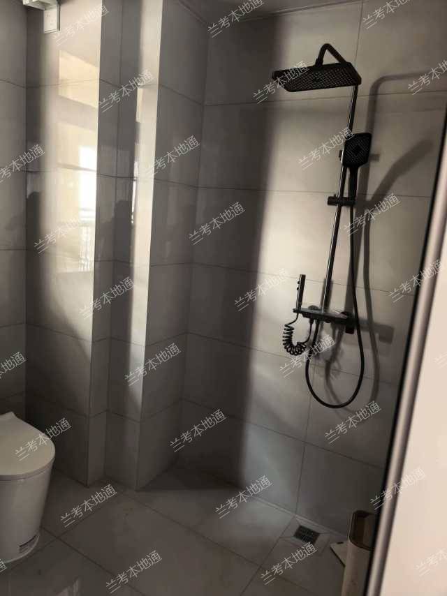 新房精装拎包入住三室两厅一厨一卫，新房精装月租1500押一付三，年租15000