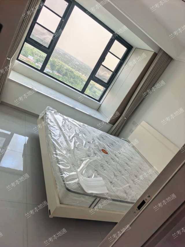 新房精装拎包入住三室两厅一厨一卫，新房精装月租1500押一付三，年租15000