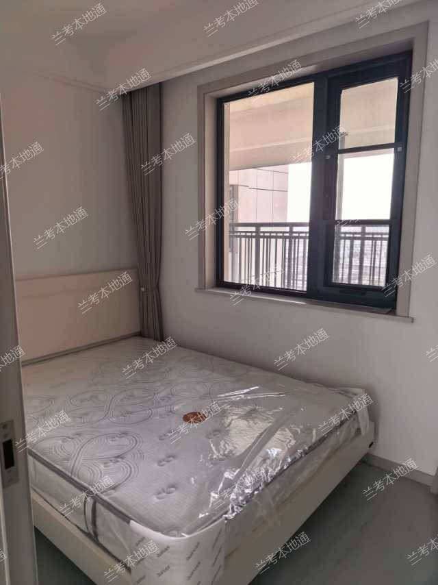 新房精装拎包入住三室两厅一厨一卫，新房精装月租1500押一付三，年租15000