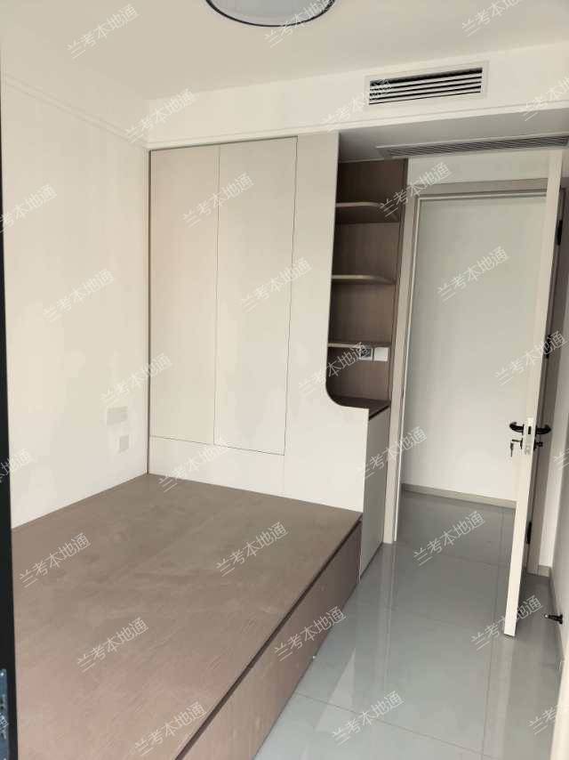 新房精装拎包入住三室两厅一厨一卫，新房精装月租1500押一付三，年租15000