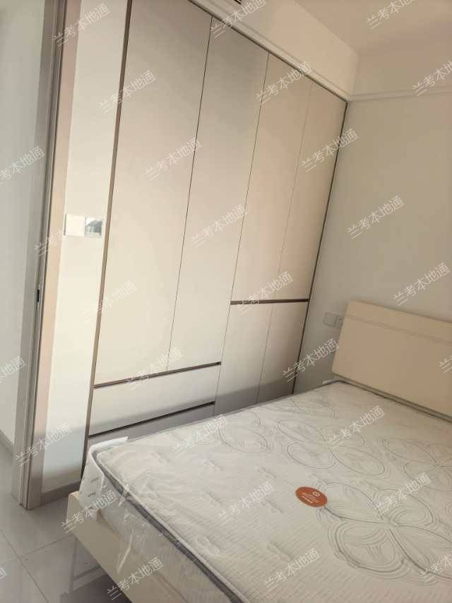 新房精装拎包入住三室两厅一厨一卫，新房精装月租1500押一付三，年租15000