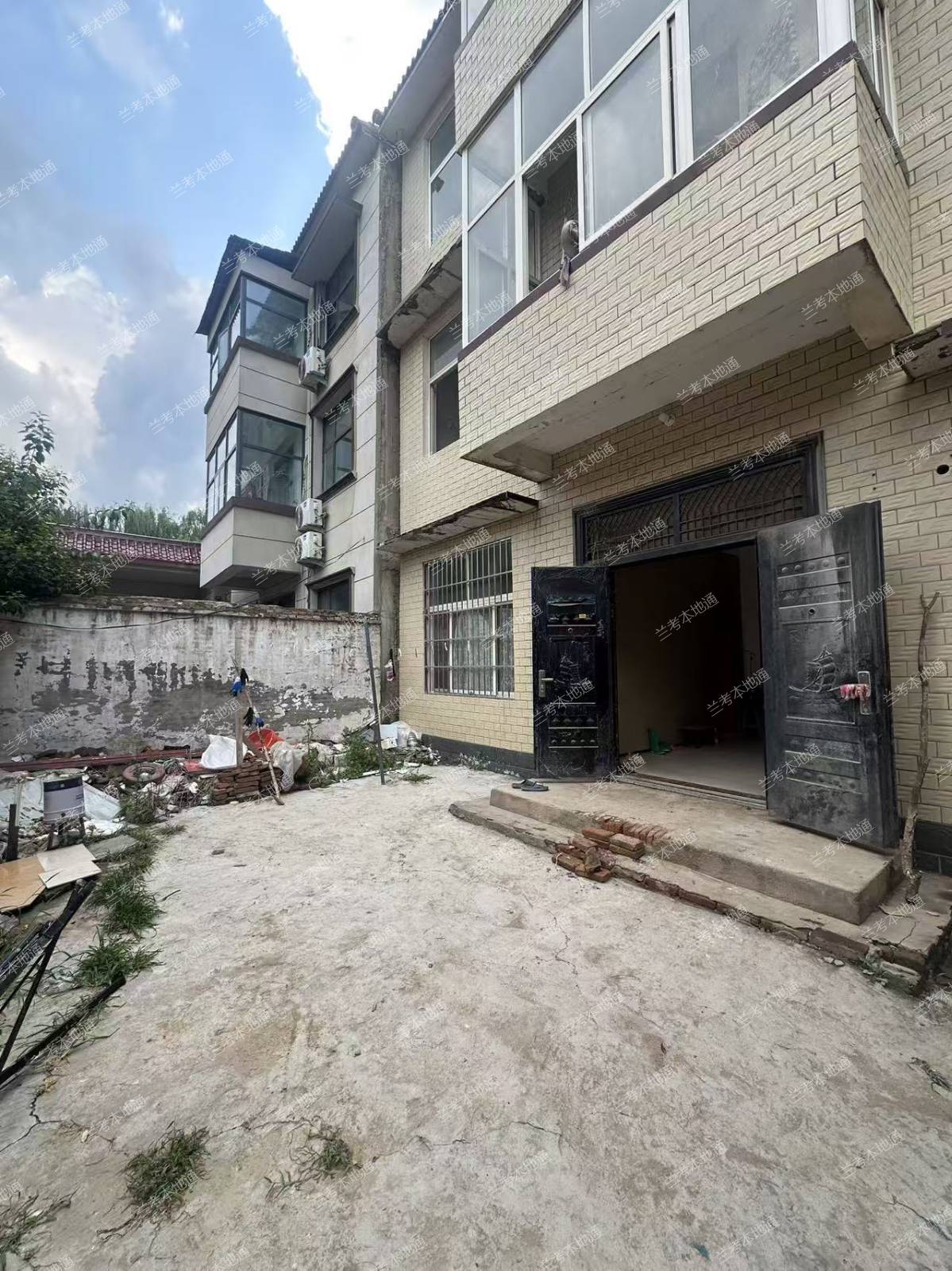 独院出售三间三层带小院  兰阳街道书香社区，振兴路中段西一巷13号