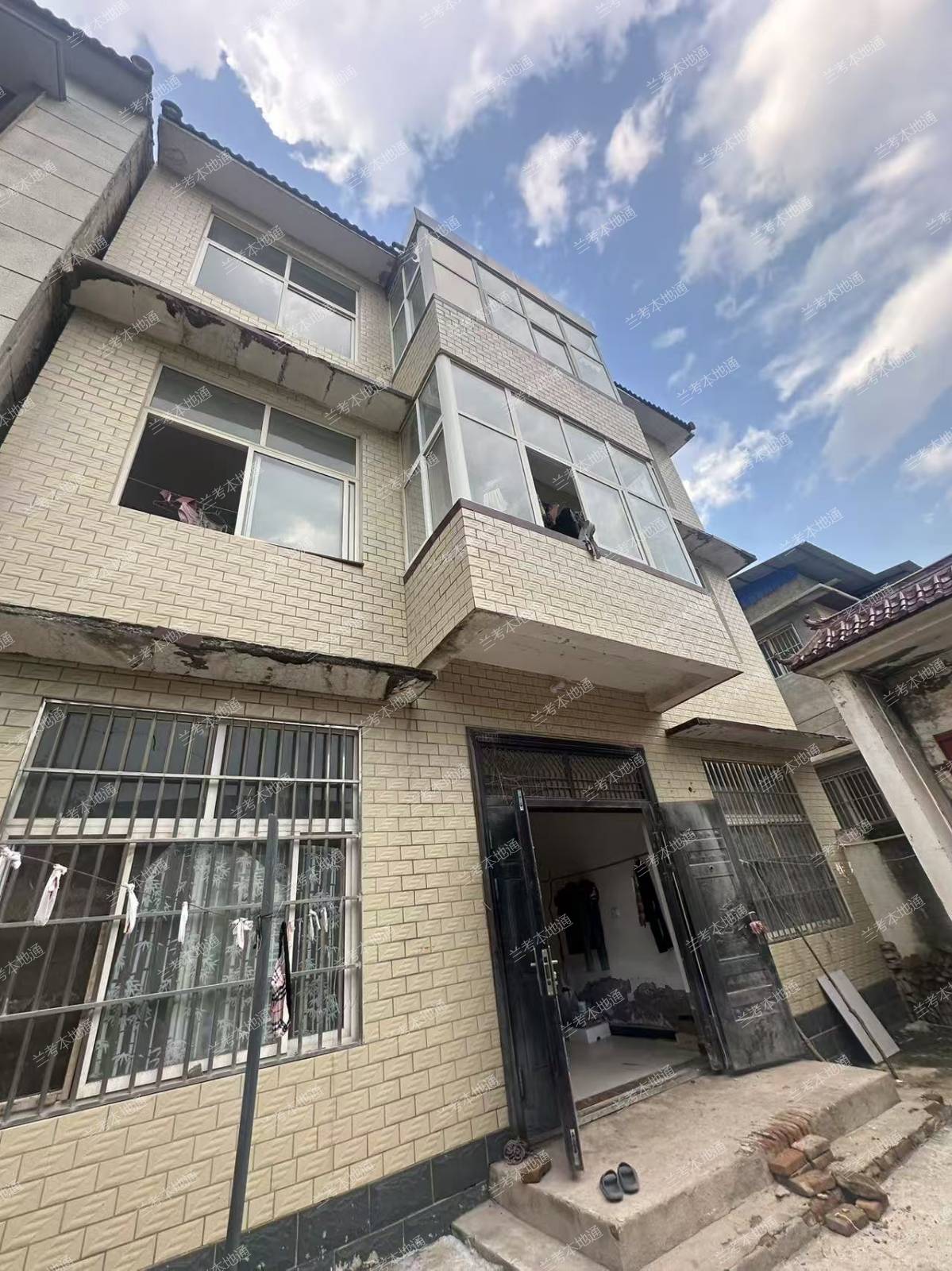 独院出售三间三层带小院  兰阳街道书香社区，振兴路中段西一巷13号