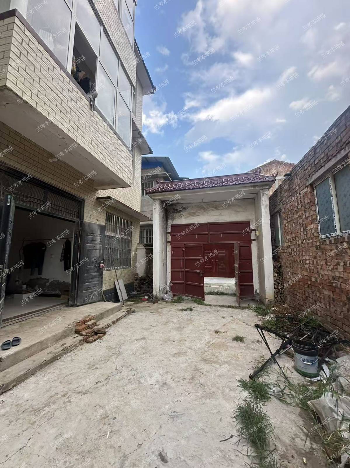 独院出售三间三层带小院  兰阳街道书香社区，振兴路中段西一巷13号