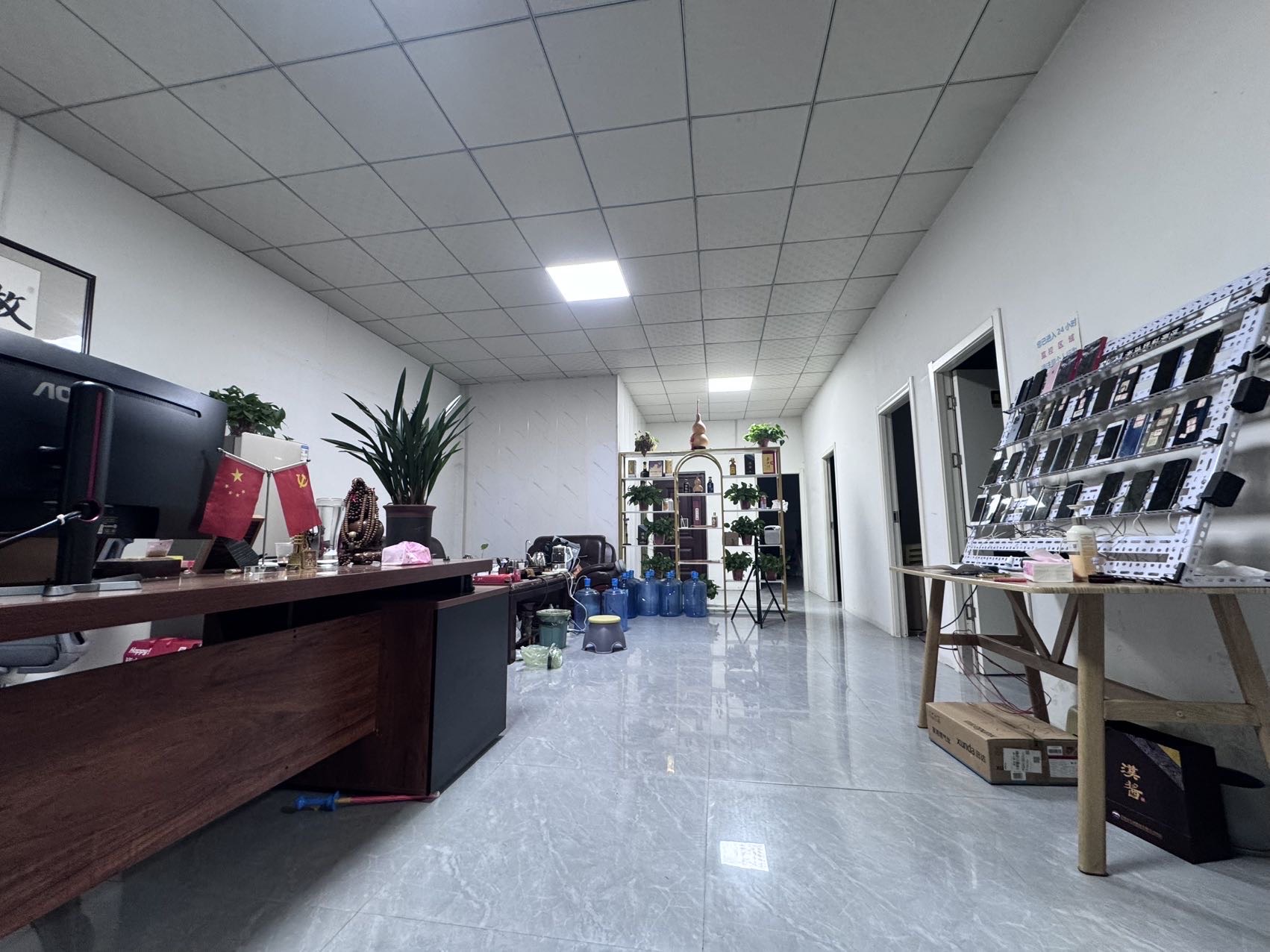 直播工作室出租  商贸港东门附近，有套直播工作室整体出租，内有五个直播间，一个大办公区，一个卫生间，三个挂式空调，一个柜式空调，一套沙发+茶几，办公直播都很方便便捷，不需要重新装修，接手即用，不需要任