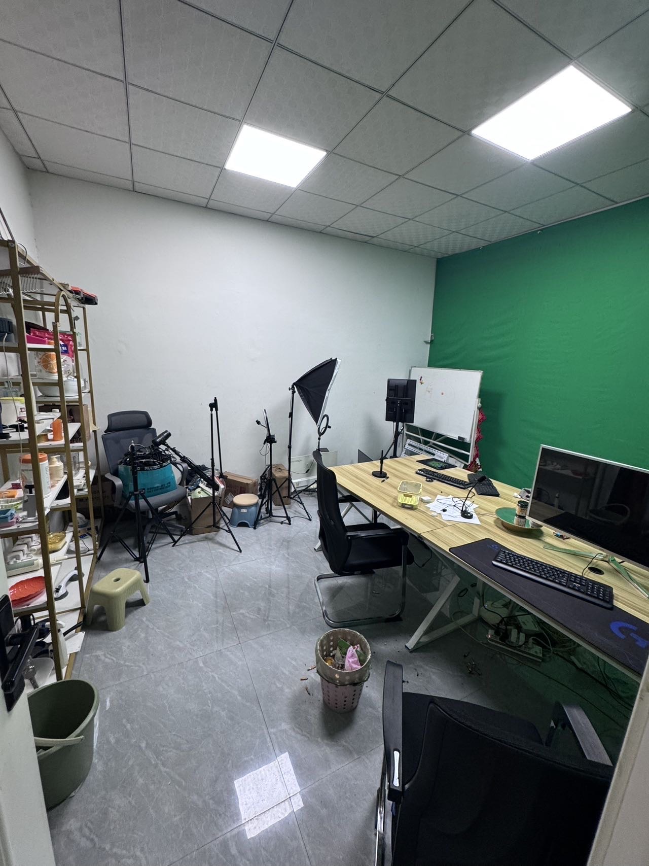 直播工作室出租  商贸港东门附近，有套直播工作室整体出租，内有五个直播间，一个大办公区，一个卫生间，三个挂式空调，一个柜式空调，一套沙发+茶几，办公直播都很方便便捷，不需要重新装修，接手即用，不需要任