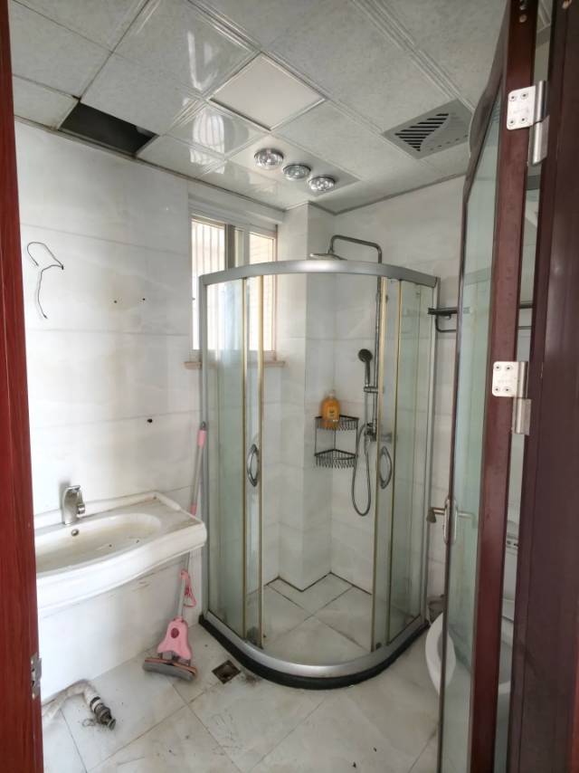 金域兰湾B区，4房精装修。